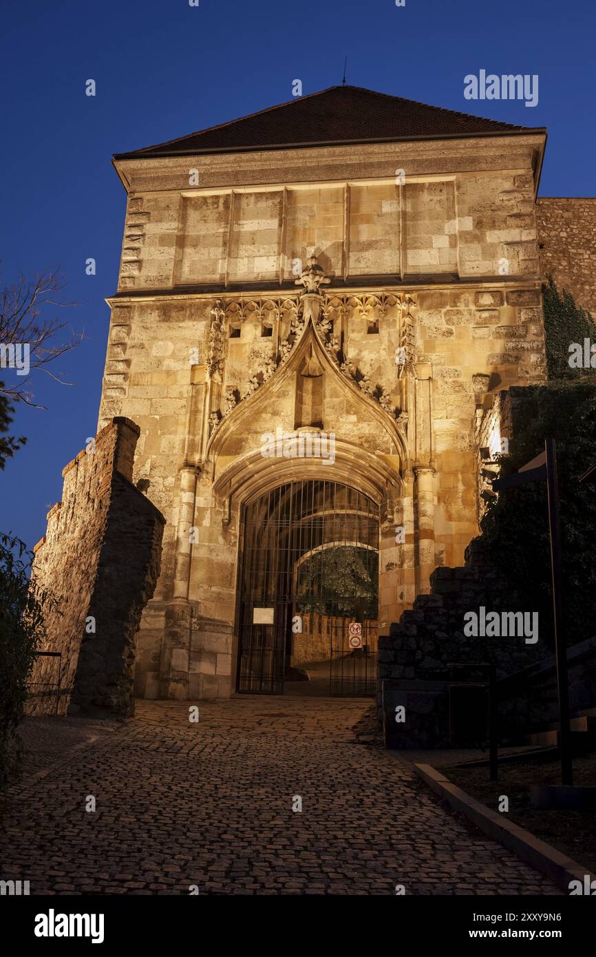 Slowakei, Bratislava, Sigismund Tor zur Burg Bratislava bei Nacht beleuchtet, Festung aus dem 15. Jahrhundert, Europa Stockfoto