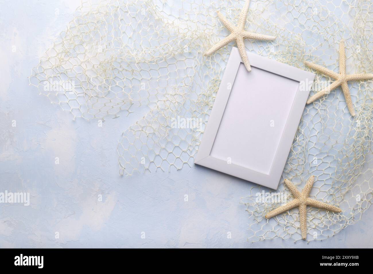 Sommerurlaub Konzept mit Stern Fisch, Muscheln, Fischen net und Seil auf blauem Hintergrund, Flach, kopieren Platz für Text Stockfoto