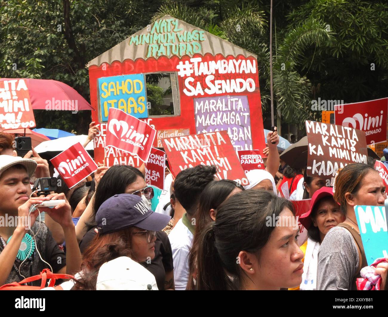 Manila, Philippinen. August 2024. Anhänger des Makabayan-Blocks trafen sich mit Plakaten während der Demonstration in Liwasang Bonifacio. An diesem Nationalheldentag, dem 26. August, präsentierte der Makabayan-Block seinen Senatsvortrag für die bevorstehenden Halbzeitwahlen 2025 in Liwasang Bonifacio in Manila. (Foto von Josefiel Rivera/SOPA Images/SIPA USA) Credit: SIPA USA/Alamy Live News Stockfoto