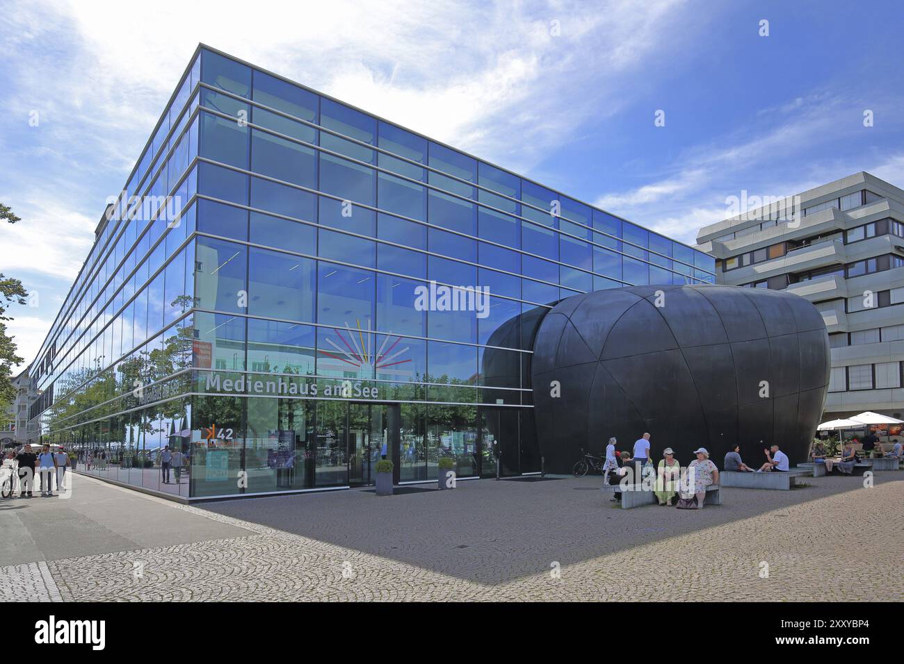 K42 Medienhaus am See, modernes Glashaus, Glasfenster, Glasbau, Menschen, Friedrichshafen, Obersee, Bodensee, Bodensee und Umgebung, B Stockfoto