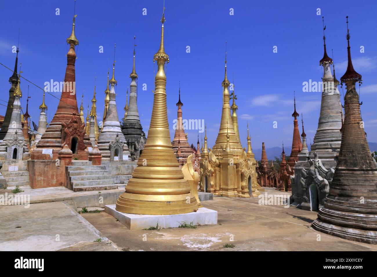 Einige der 1054 Pagoden des in-dein Pagoda Forest am Inle Lake Stockfoto