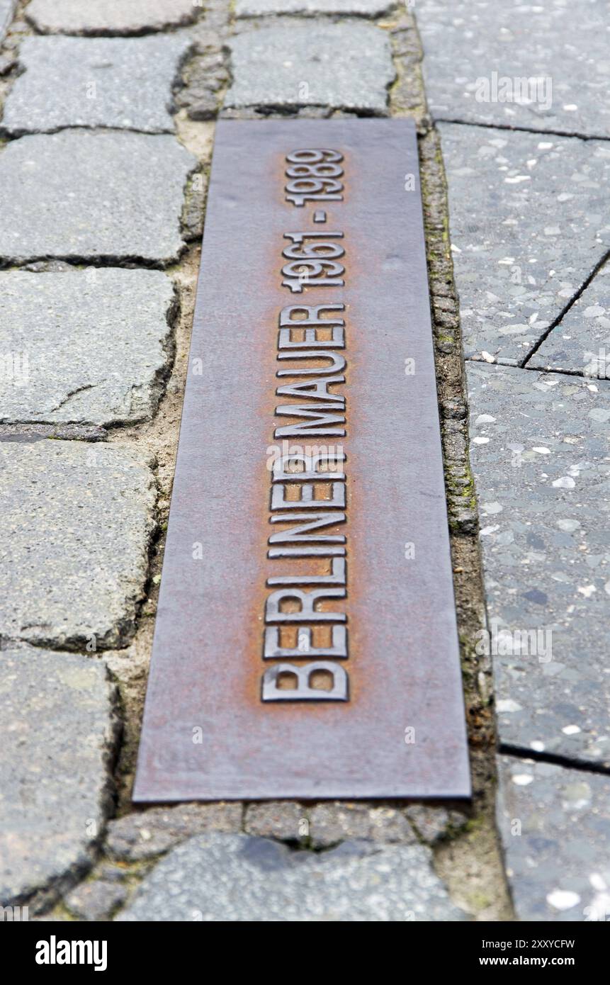 Stahlblech mit Text berliner mauer berliner mauer berliner mauer in berlin Stockfoto