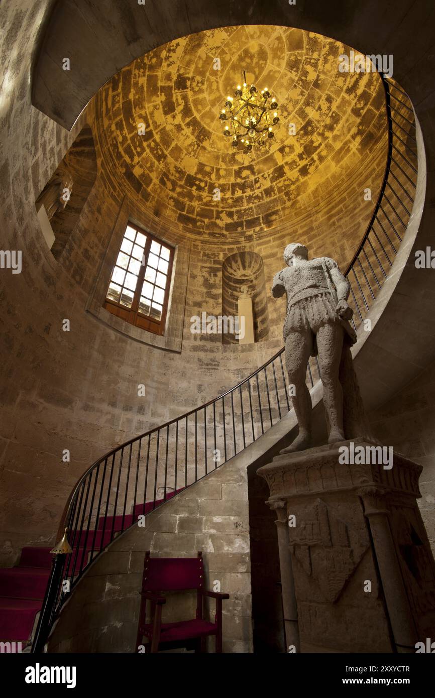 Spiralförmige elliptische Treppe, 19. Jahrhundert und Statue des Seefahrers Jaume Ferrer. Consolat de Mar (Sitz des Vorsitzes des Gouverneurs der Balearen Stockfoto