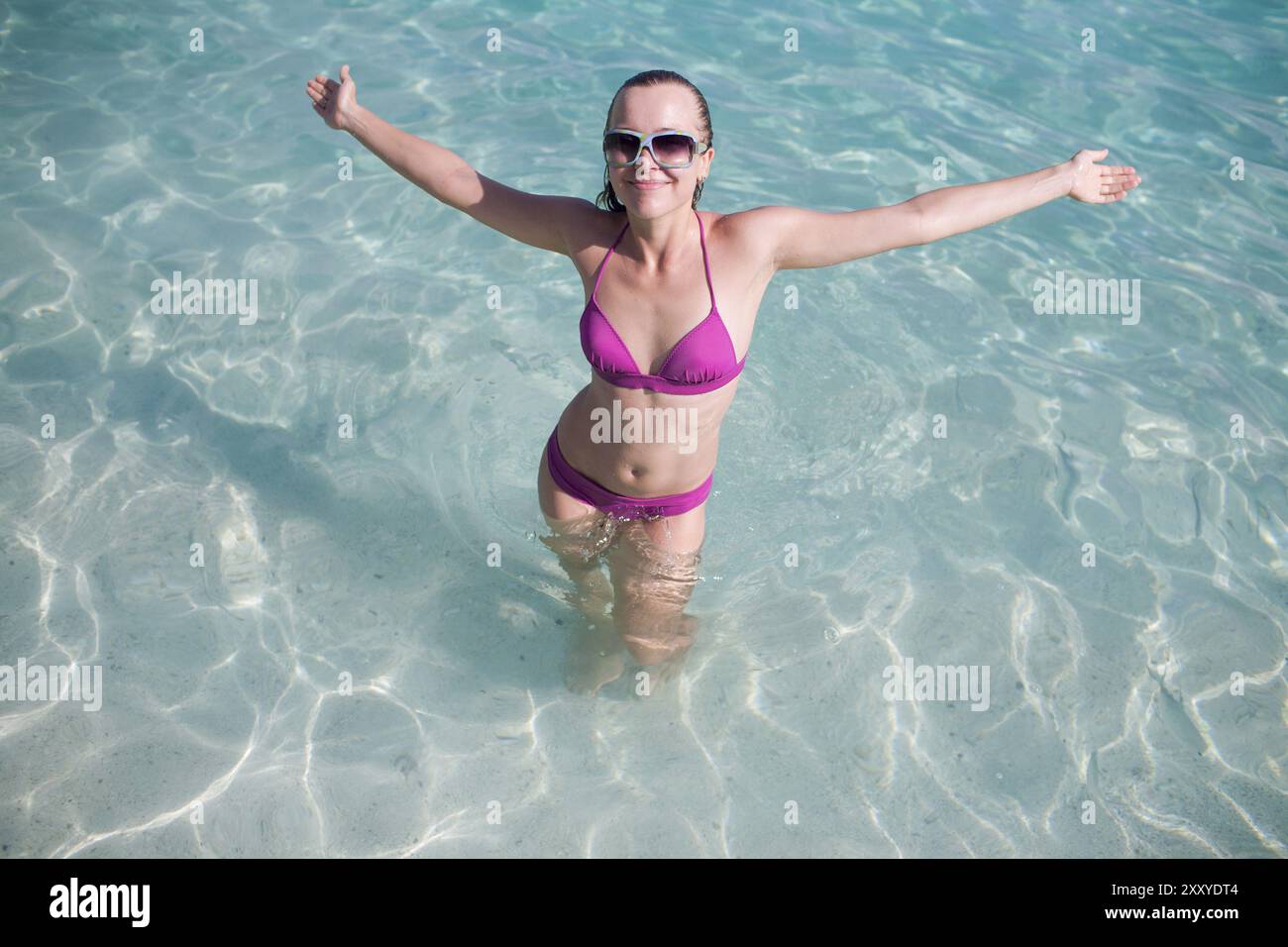 Glückliche Frau auf kristallklarem Meer Wasser Stockfoto