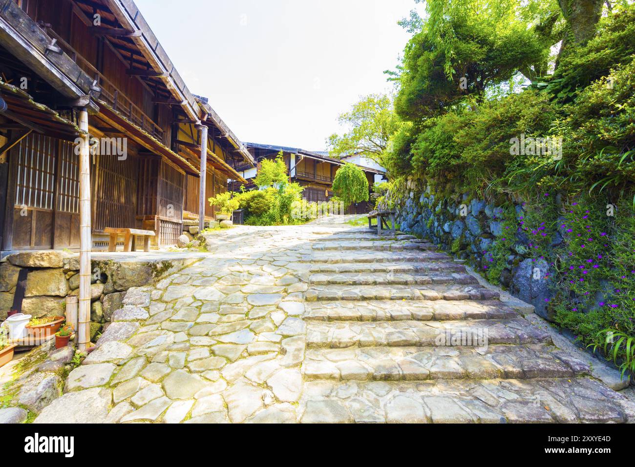 Im japanischen Stil traditionelle Holzhäuser auf einem restaurierten Stein Straße in Tsumago Dorf auf dem historischen Nakasendo Route in Japan. Horizontale Stockfoto