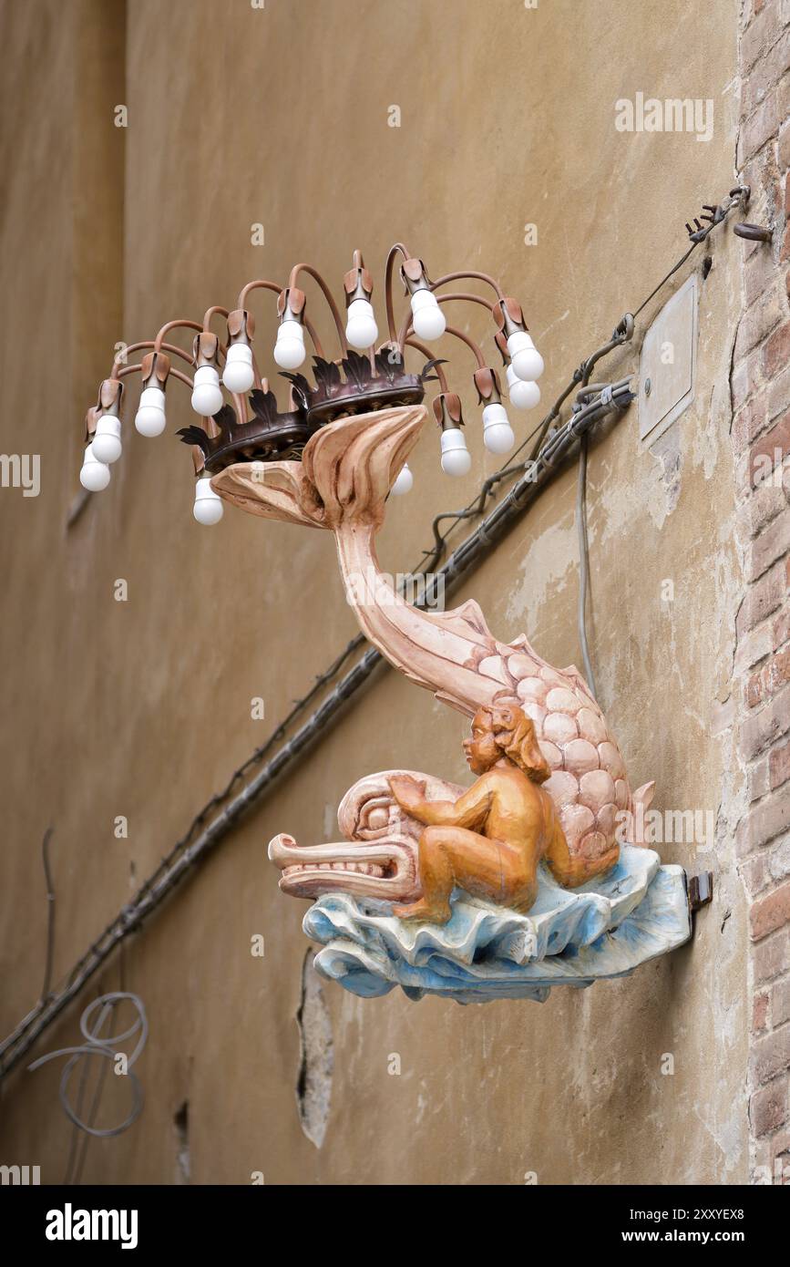 SIENA, TOSKANA, ITALIEN, 18. MAI: Verzierte Leuchte in Siena Italien am 18. Mai 2013 Stockfoto