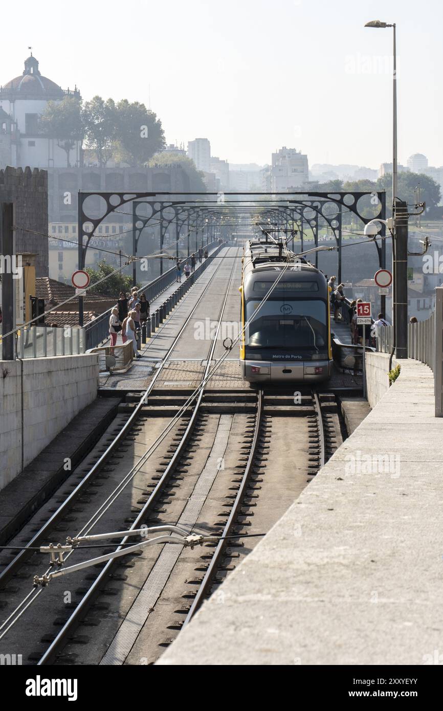 U-Bahn überqueren der Dom Luis I Brücke in Porto, Portugal. Panorama Fotografie Stockfoto