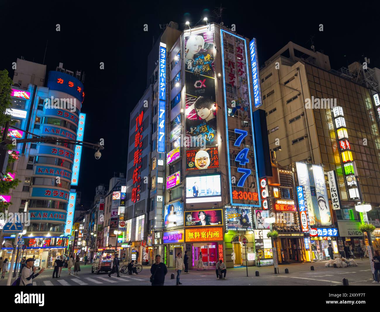 Kabukicho Nachtszene im Shinjuku Toho Building in der Nähe der Central Road in Shinjuku City, Tokio, Japan. Stockfoto