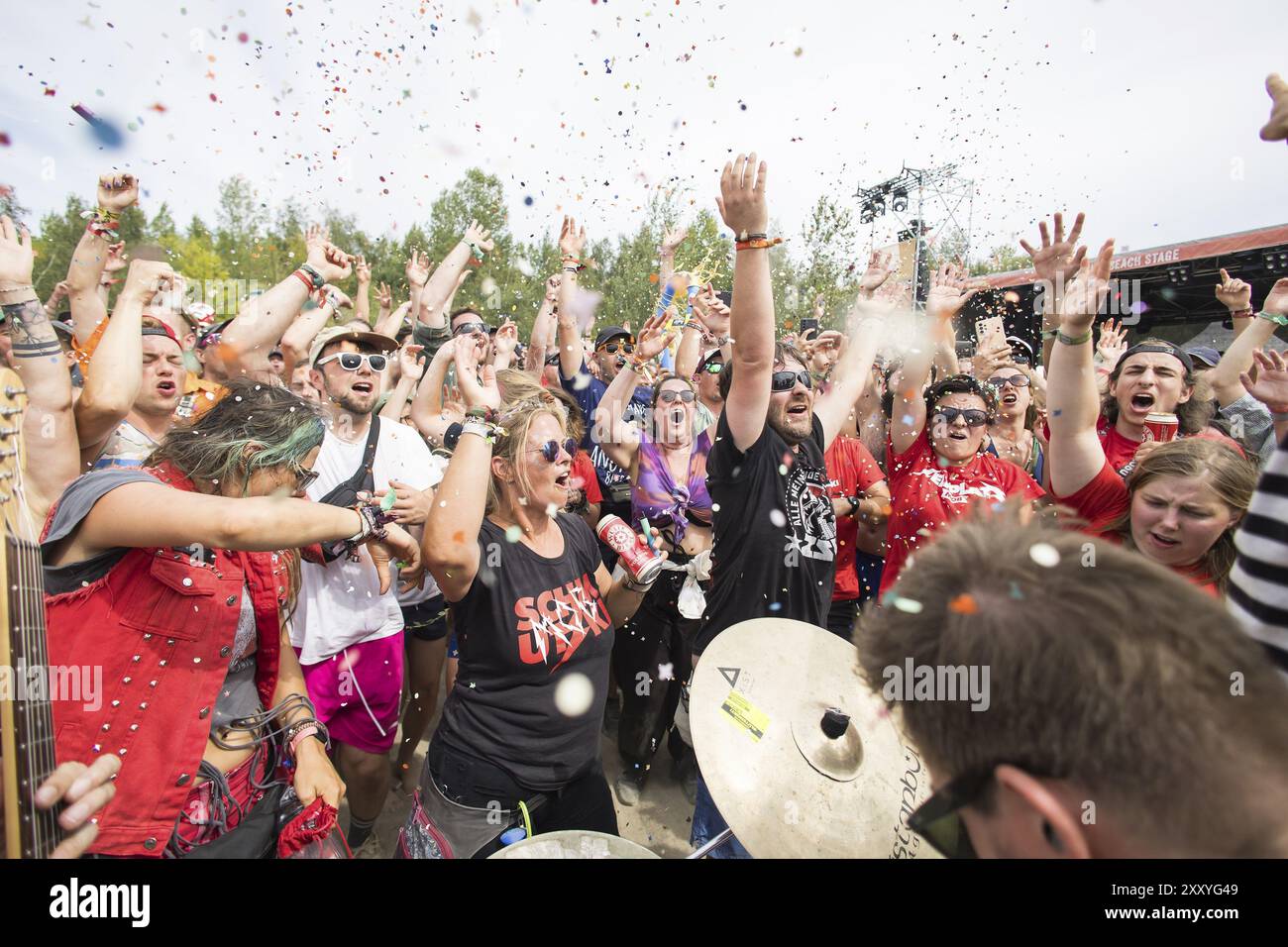 Fans der Band Schmutzki feiern am Strand vor der Becks Beach Stage beim Highfield Festival am Samstag, Stoermthaler See, 17.08.202 Stockfoto