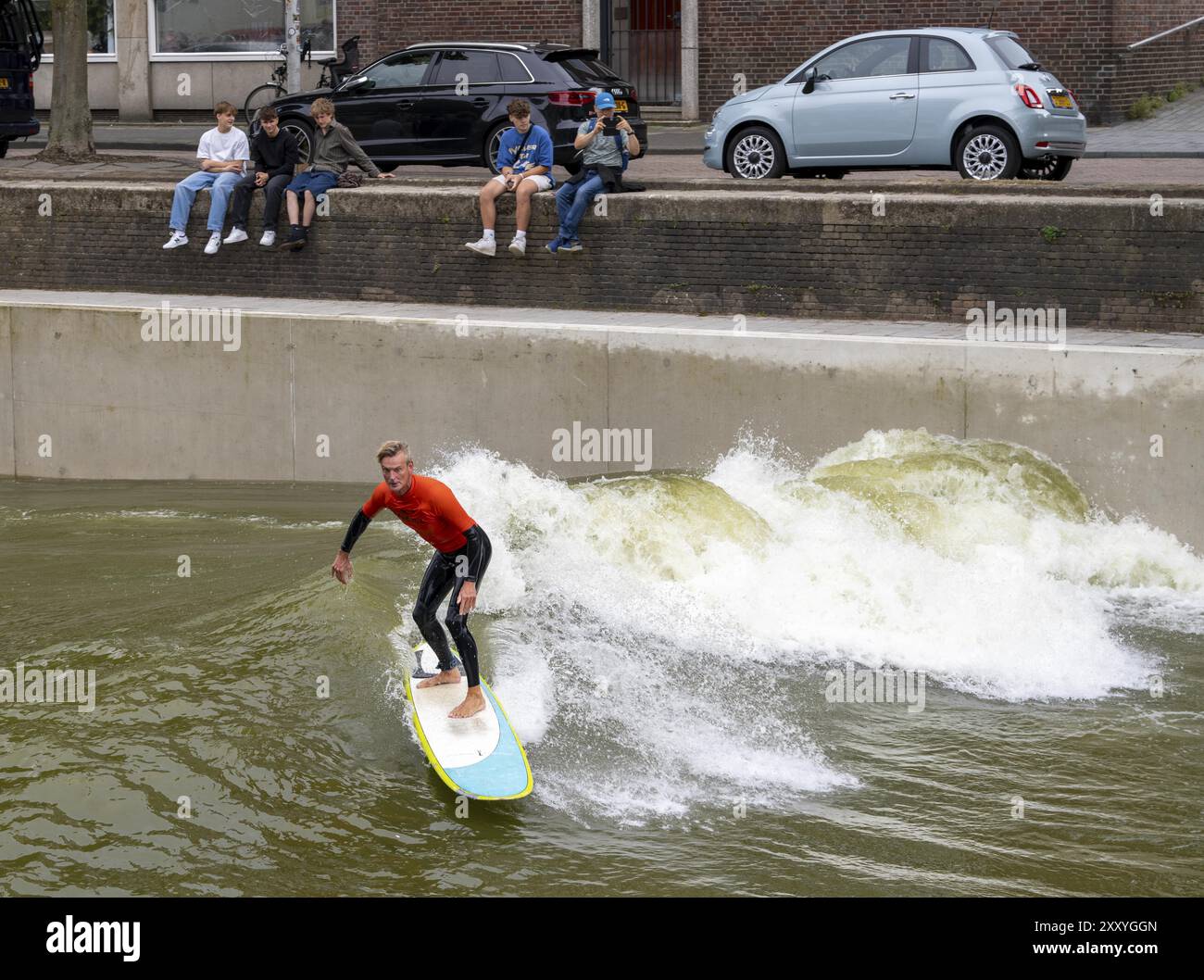 Surfanlage im Stadtzentrum von Rotterdam, Rif010, angeblich die weltweit erste Wellenanlage für Surfer in einer Stadt, in der Steigersgracht, A 1 Stockfoto