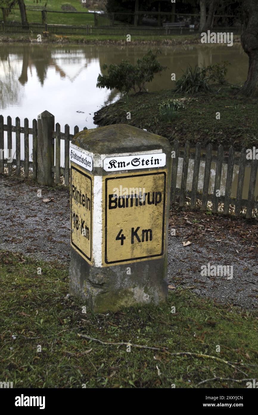 Historischer Kilometer Stein in Alverdissen Stockfoto