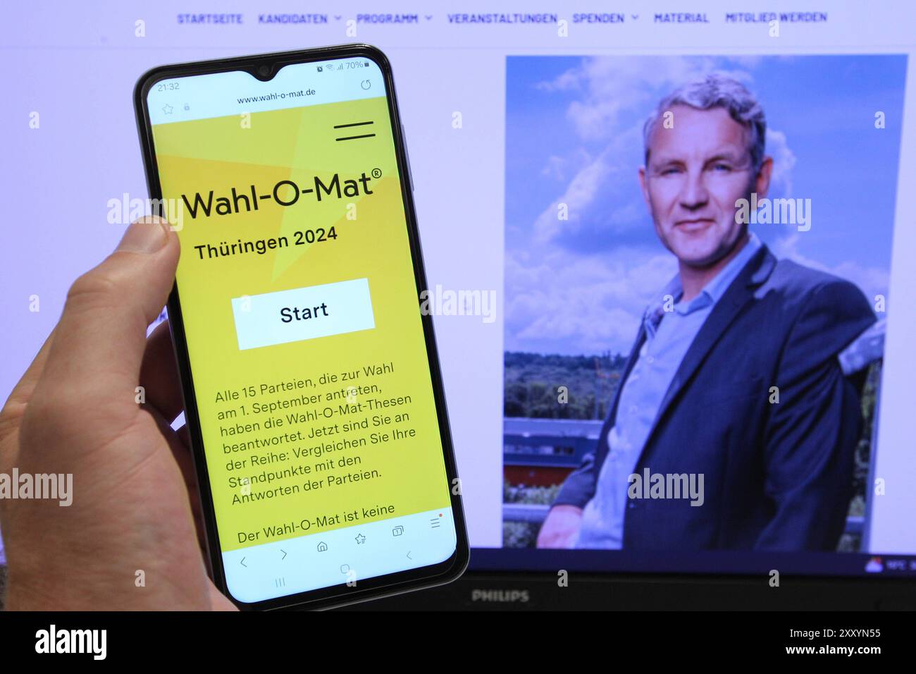 Auf einem Smartphone war der Wahl-O-Mat für die Landtagswahl in Thüringen geöffnet. Dahinter ist auf einem Bildschirm der Spitzenkandidat der Alternative für Deutschland AfD für die Wahl, Björn Höcke, zu sehen. Schnelsen Hamburg *** die Wahl O Mat für die Landtagswahl in Thüringen wurde auf einem Smartphone dahinter geöffnet, der Spitzenkandidat der AfD für die Wahl, Björn Höcke, ist auf einem Bildschirm Schnelsen Hamburg zu sehen Stockfoto