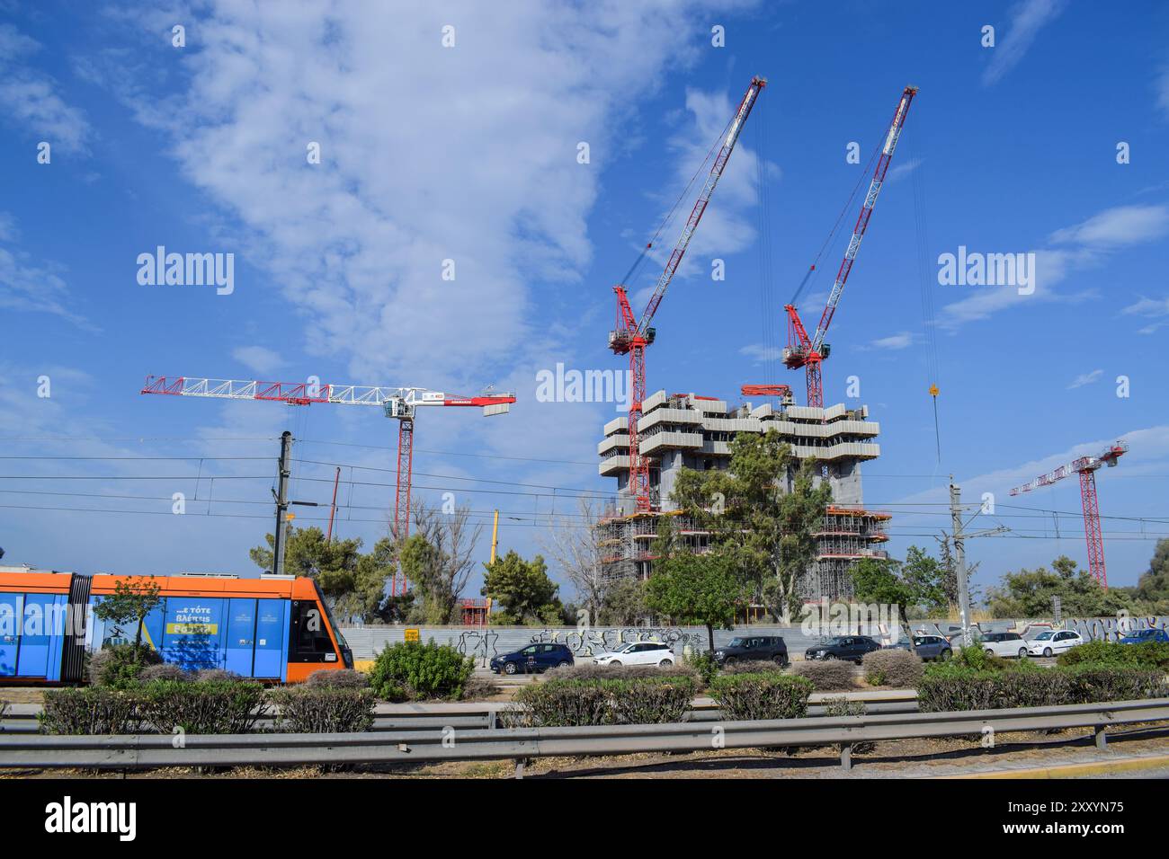 Athen, Griechenland. 26. August 2024. Der Athen Riviera Tower wird gebaut. Der Bau des 200 Meter hohen Hochhauses mit 50 Stockwerken wird auf dem Gelände des ehemaligen Flughafens Elliniko entwickelt und soll der höchste Wohnhochhaus am Meer im Mittelmeer sein. In der Zwischenzeit befindet sich Griechenland im Bereich Sozialwohnungen am Tiefpunkt, während die Kosten für den Kauf oder die Miete eines Hauses exponentiell steigen und jedes Einkommenswachstum bei weitem übertreffen. Quelle: Dimitris Aspiotis/Alamy Live News Stockfoto