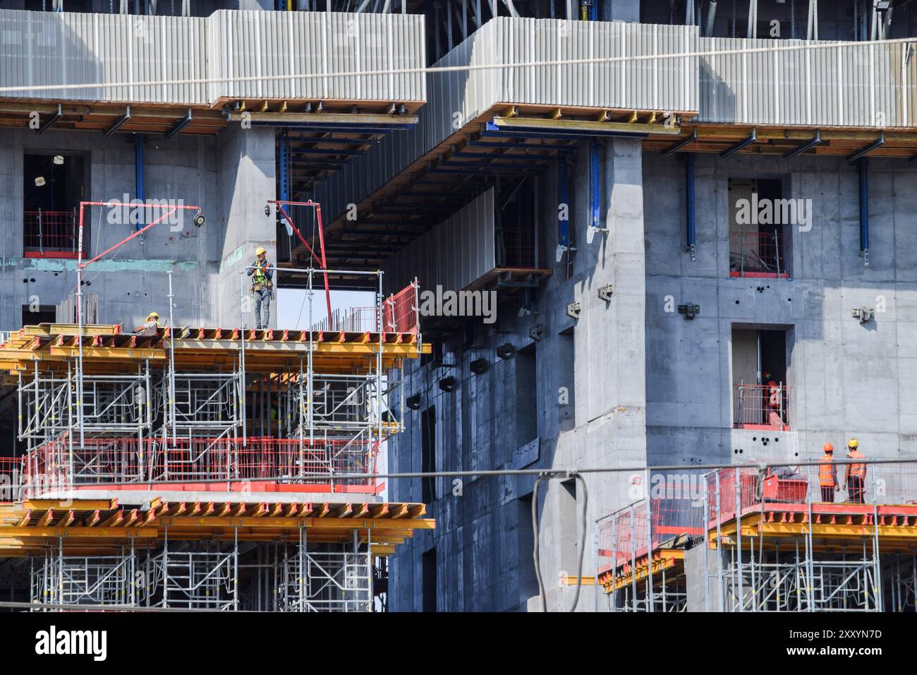 Athen, Griechenland. 26. August 2024. Der Athen Riviera Tower wird gebaut. Der Bau des 200 Meter hohen Hochhauses mit 50 Stockwerken wird auf dem Gelände des ehemaligen Flughafens Elliniko entwickelt und soll der höchste Wohnhochhaus am Meer im Mittelmeer sein. In der Zwischenzeit befindet sich Griechenland im Bereich Sozialwohnungen am Tiefpunkt, während die Kosten für den Kauf oder die Miete eines Hauses exponentiell steigen und jedes Einkommenswachstum bei weitem übertreffen. Quelle: Dimitris Aspiotis/Alamy Live News Stockfoto