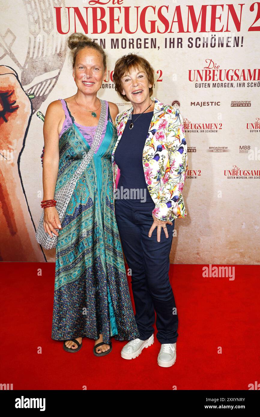 Amrei Bauer und Katrin Sass bei der Unbeugsamen 2- Guten Morgen, Ihr Schoenen Film Premiere am 26.08.2024 in Berlin die Unbeugsamen 2 Filmpremiere in Berlin *** Amrei Bauer und Katrin Sass bei der Unbeugsamen 2 Guten Morgen, Ihr Schoenen Film Premiere am 26 08 2024 in Berlin die Unbeugsamen 2 Filmpremiere in Berlin Stockfoto