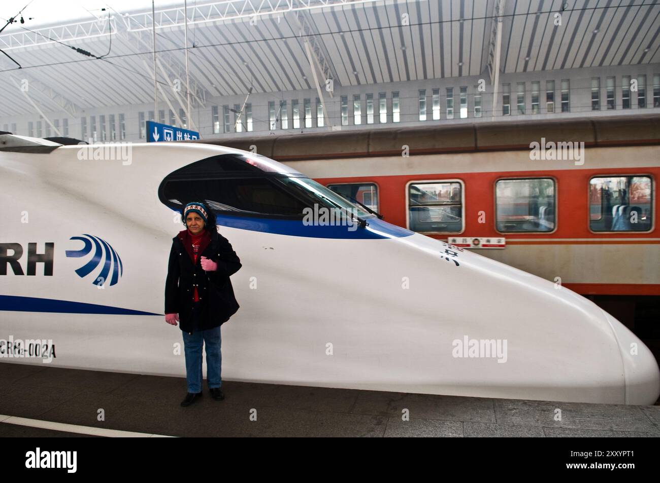 Ein Tourist, der in China bei einem Hochgeschwindigkeitszug steht. Stockfoto