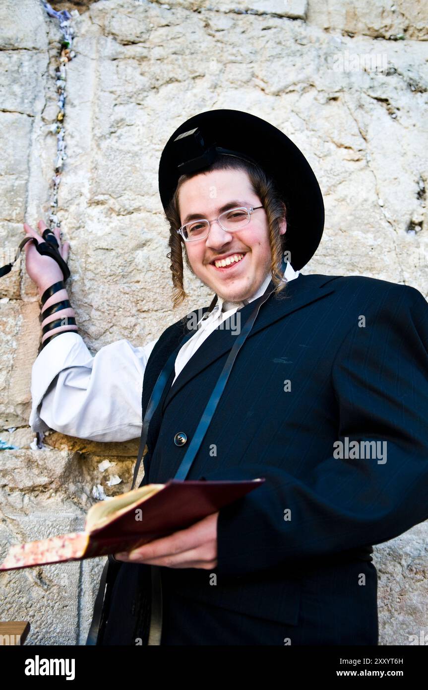 Ein jüdischer Mann, der an der Klagemauer / Westmauer im jüdischen Viertel in der Altstadt von Jerusalem, Israel, betet. Stockfoto