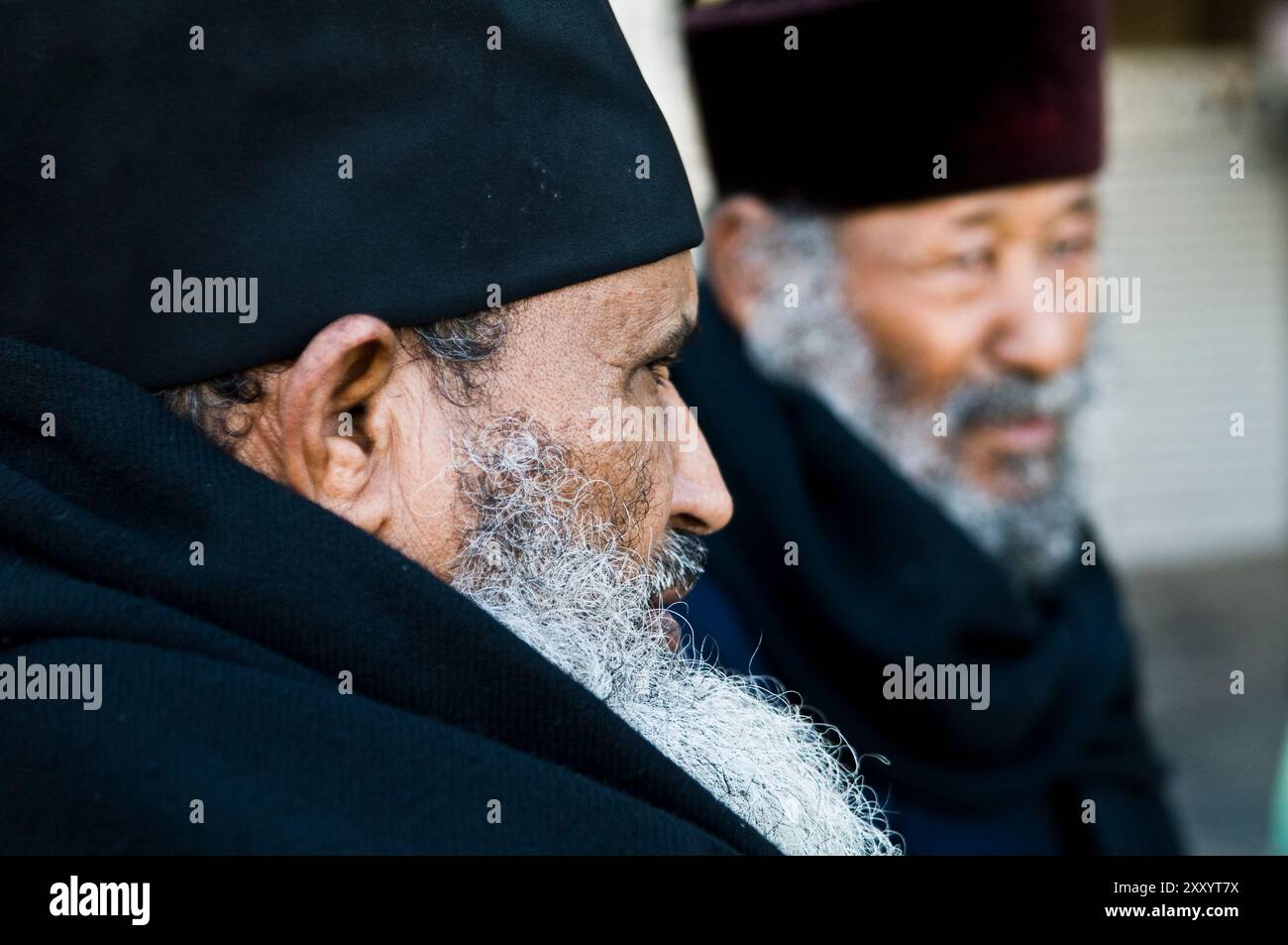 Äthiopisch-orthodoxe Priester sitzen am Damaskus-Tor in der Altstadt von Jerusalem. Stockfoto