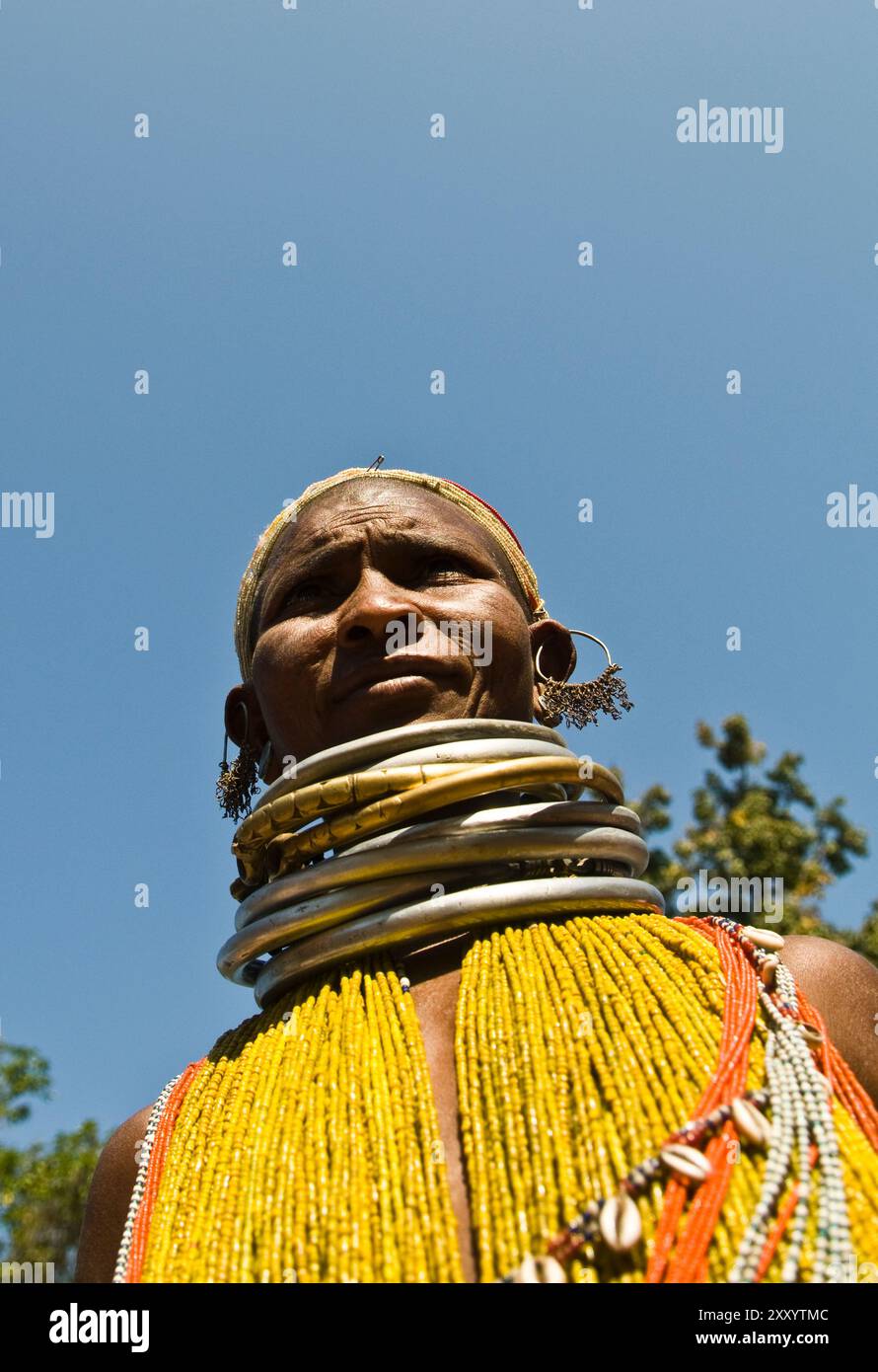 Bonda-Frauen auf einem lokalen Markt in der Region Malkangiri in Odisha, Indien. Stockfoto