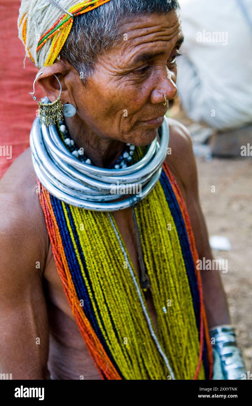 Bonda-Frauen auf einem lokalen Markt in der Region Malkangiri in Odisha, Indien. Stockfoto