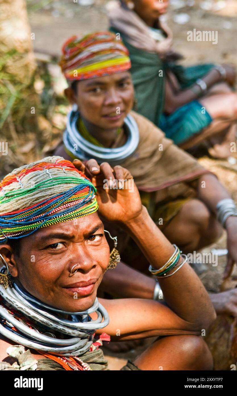 Bonda-Frauen auf einem lokalen Markt in der Region Malkangiri in Odisha, Indien. Stockfoto