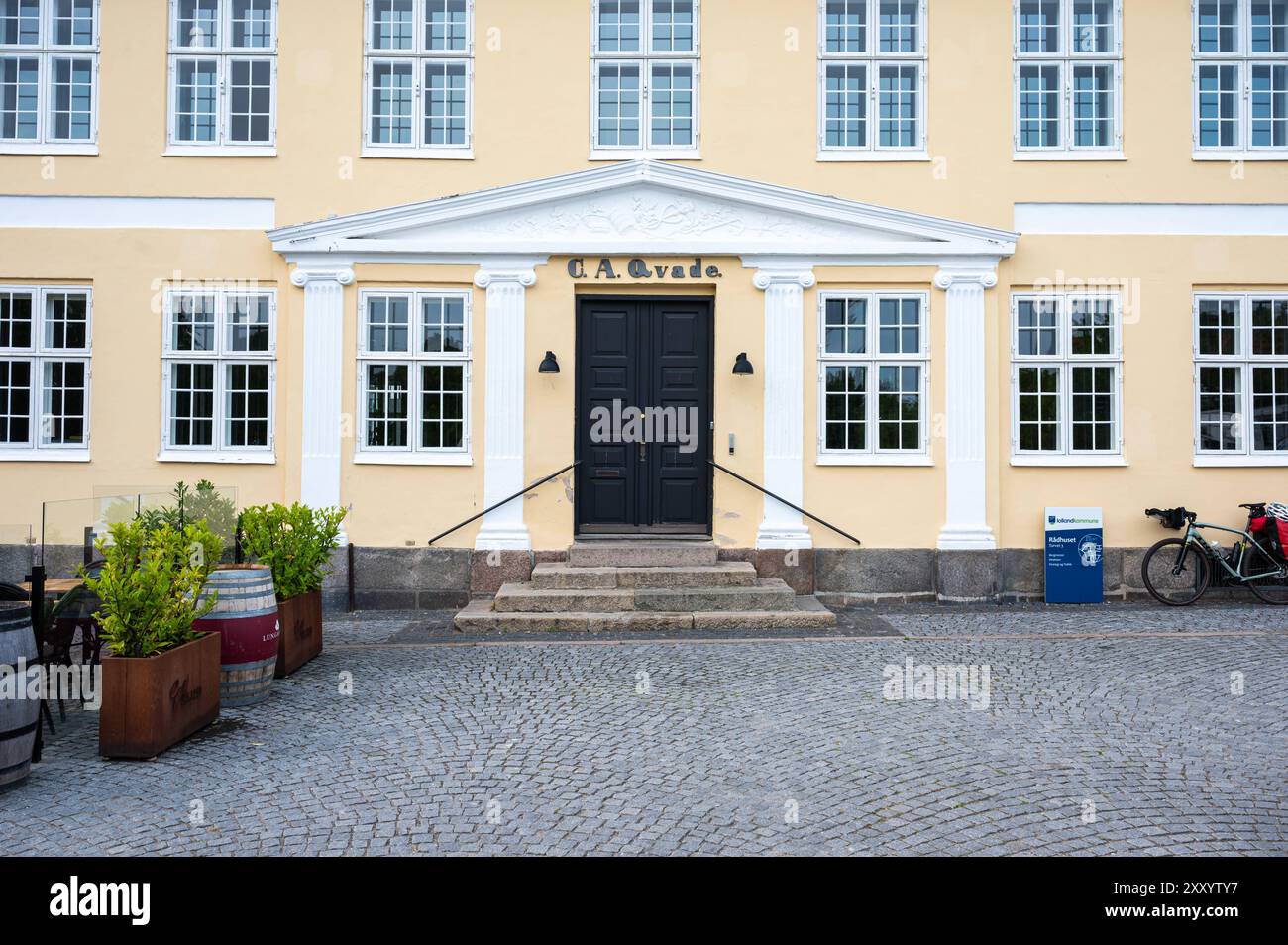 Maribo, Lolland, Dänemark, 21. Juli 2024 - Gebäude des Rathauses und des Platzes Stockfoto