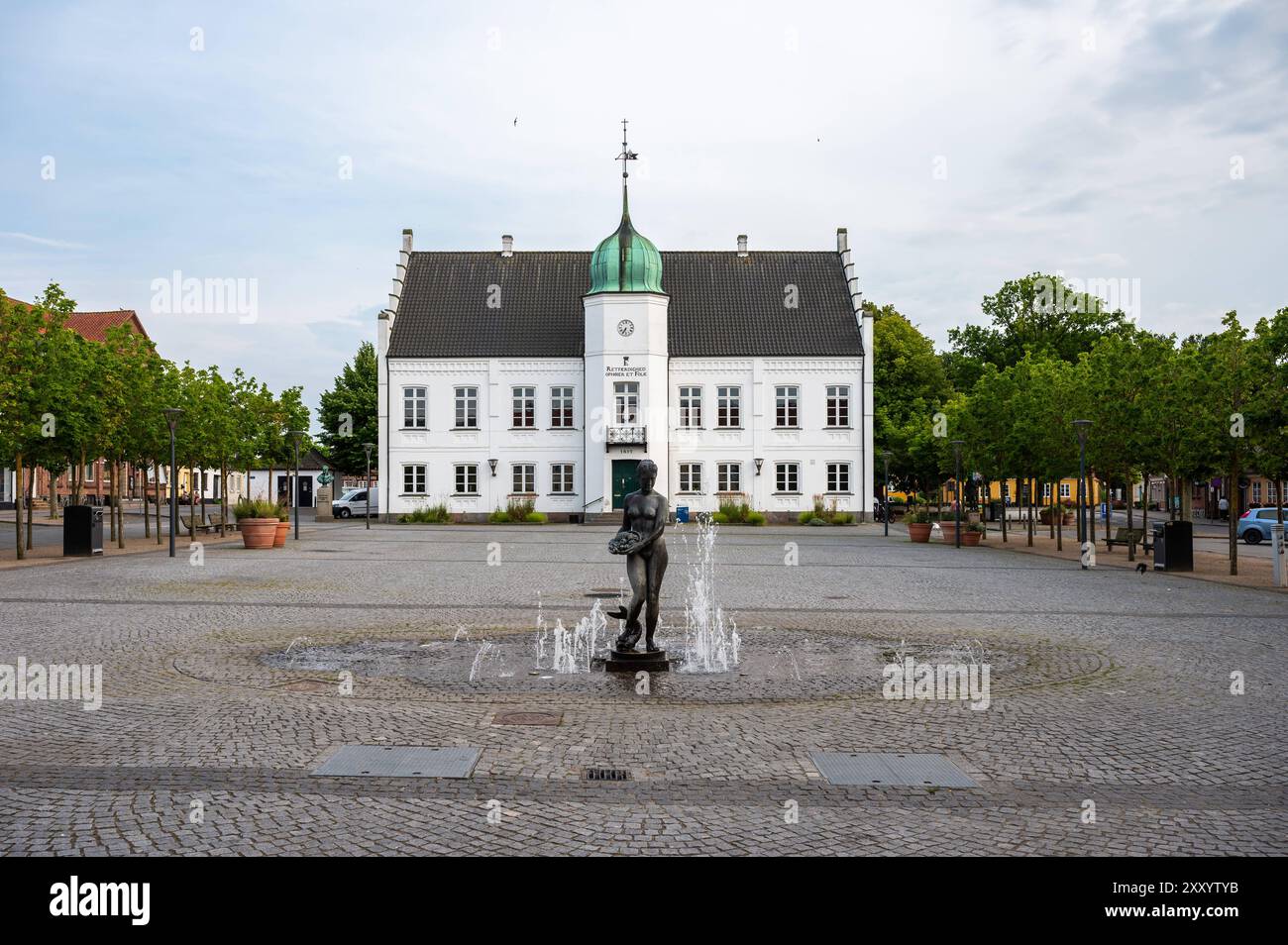 Maribo, Lolland, Dänemark, 21. Juli 2024 - Gebäude des Rathauses und des Platzes Stockfoto