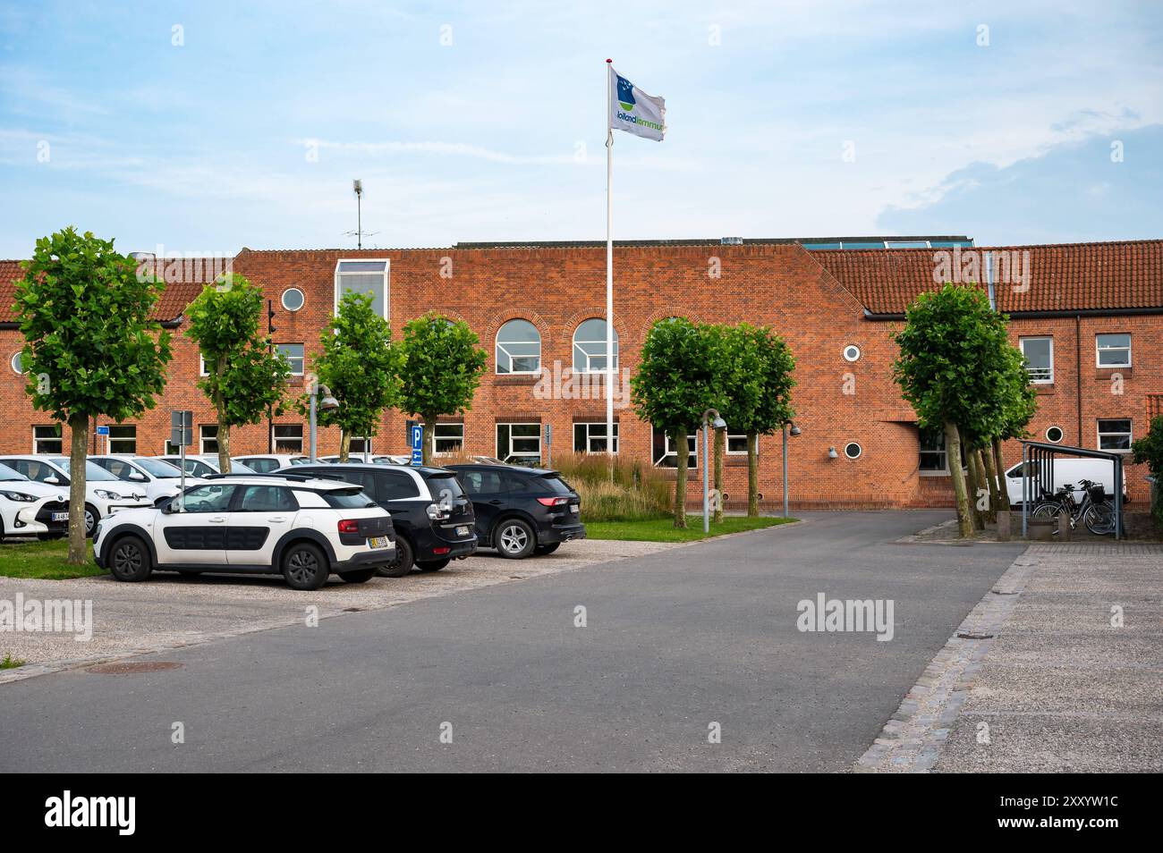 Maribo, Lolland, Dänemark, 21. Juli 2024 - Gebäude des Rathauses und des Platzes Stockfoto