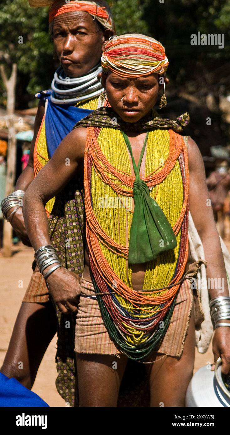 Bonda-Frauen auf einem lokalen Markt in der Region Malkangiri in Odisha, Indien. Stockfoto