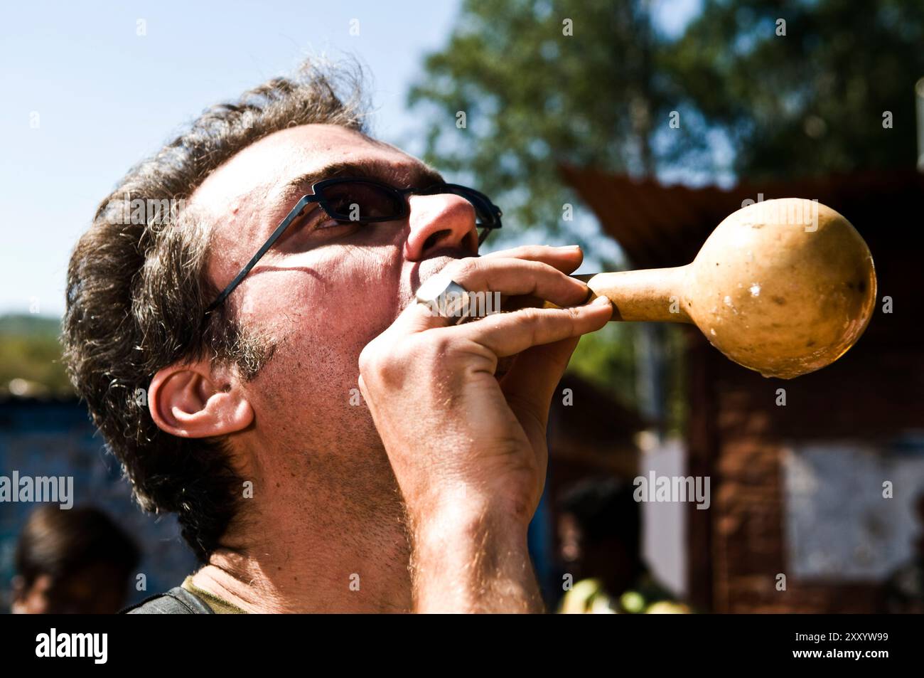 Ein Tourist, der einen getrockneten Kürbis trinkt. Odisha, Indien. Stockfoto