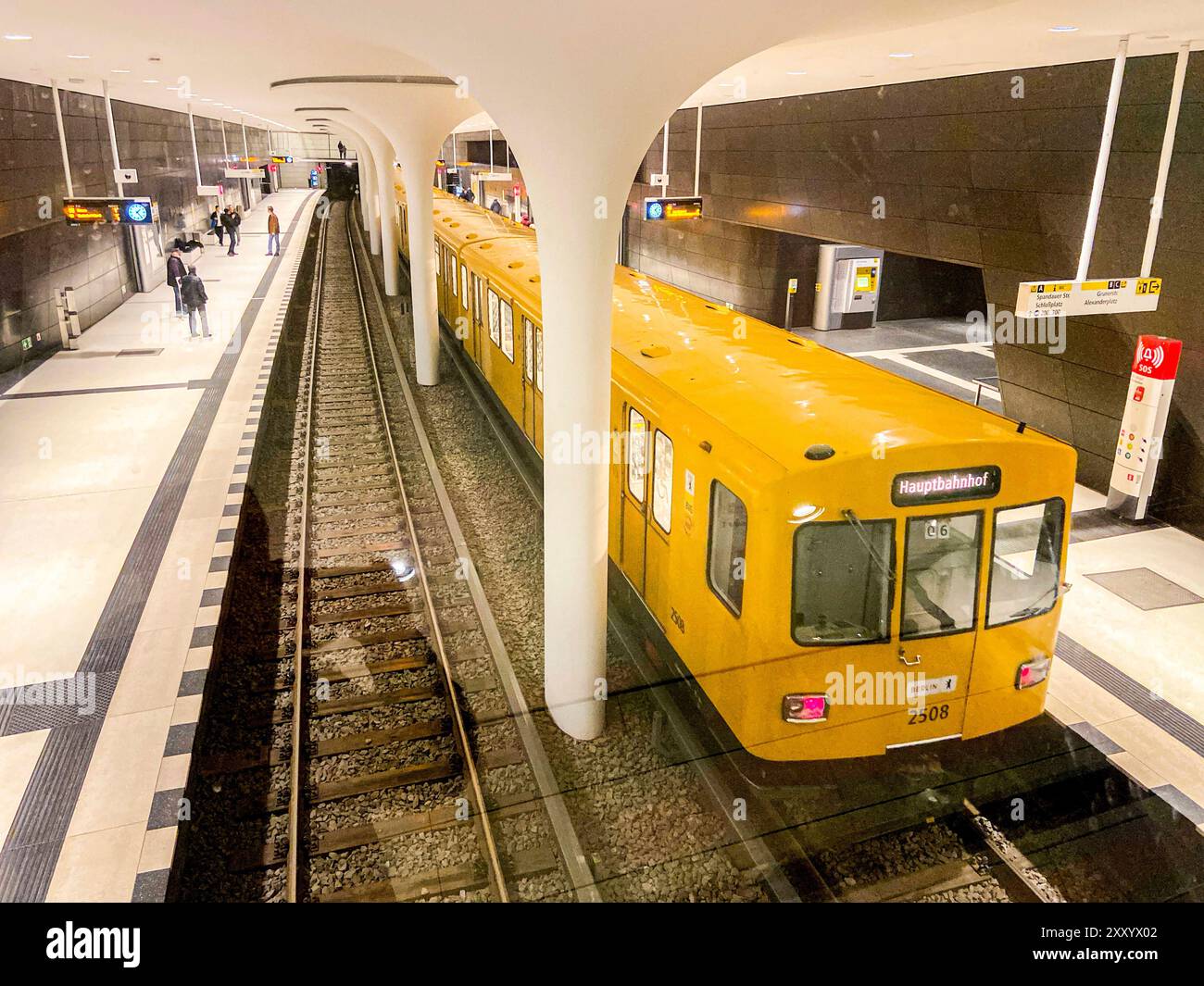 U-Bahn Linie U5 Station Rotes rathaus. Neu gebautes Teil und neueste Erweiterung der U-Bahn-Linie U5. Berlin, Deutschland. Berlin U-Bahn U5 Rotes Rathaus Berlin Deutschland Copyright: XGuidoxKoppesxPhotox Stockfoto