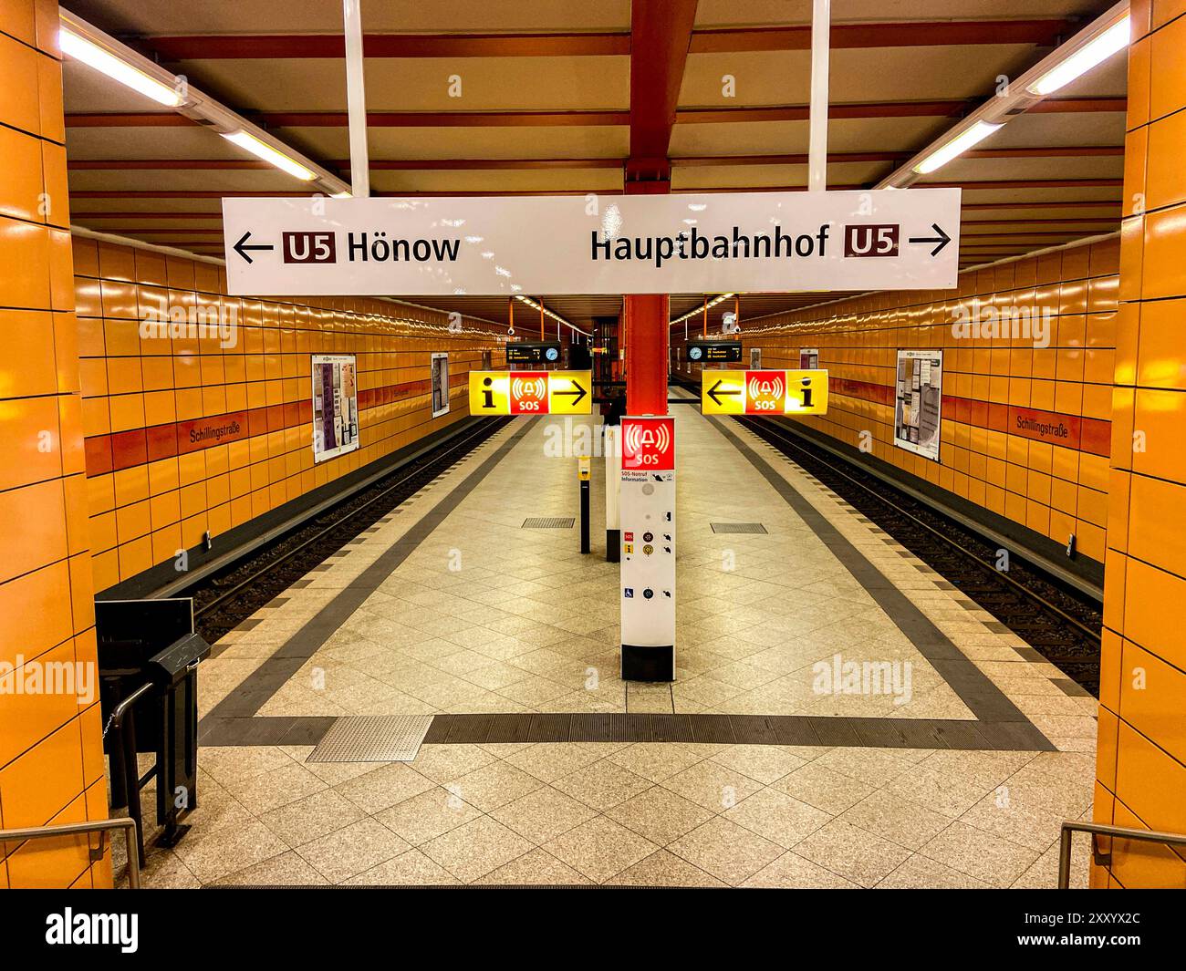 U-Bahn Linie U5 Station Schillingstraße. Neu gebautes Teil und neueste Erweiterung der U-Bahn-Linie U5. Berlin, Deutschland. Berlin U-Bahn U5 Shillingstrasse Berlin Deutschland Copyright: XGuidoxKoppesxPhotox Stockfoto