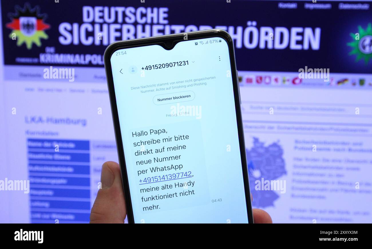 Ein Mann hält ein Smartphone in der Hand auf dem eine Nachricht von einer unbekannten Person geöffnet ist, die ausgibt, sein Sohn zu sein und ihn bittet, ihn eine WhatsApp-Nachricht an seine angeblich neue Telefonnummer zu schreiben. Symbolbild/Symbolfoto SMS-Phishing. Volksdorf Hamburg *** Ein Mann hält ein Smartphone in der Hand mit einer Nachricht von einer unbekannten Person offen, die behauptet, sein Sohn zu sein, und bittet ihn, eine WhatsApp-Nachricht an seine angeblich neue Telefonnummer zu senden symbolisches Bild symbolisches Foto SMS Phishing Volksdorf Hamburg Stockfoto