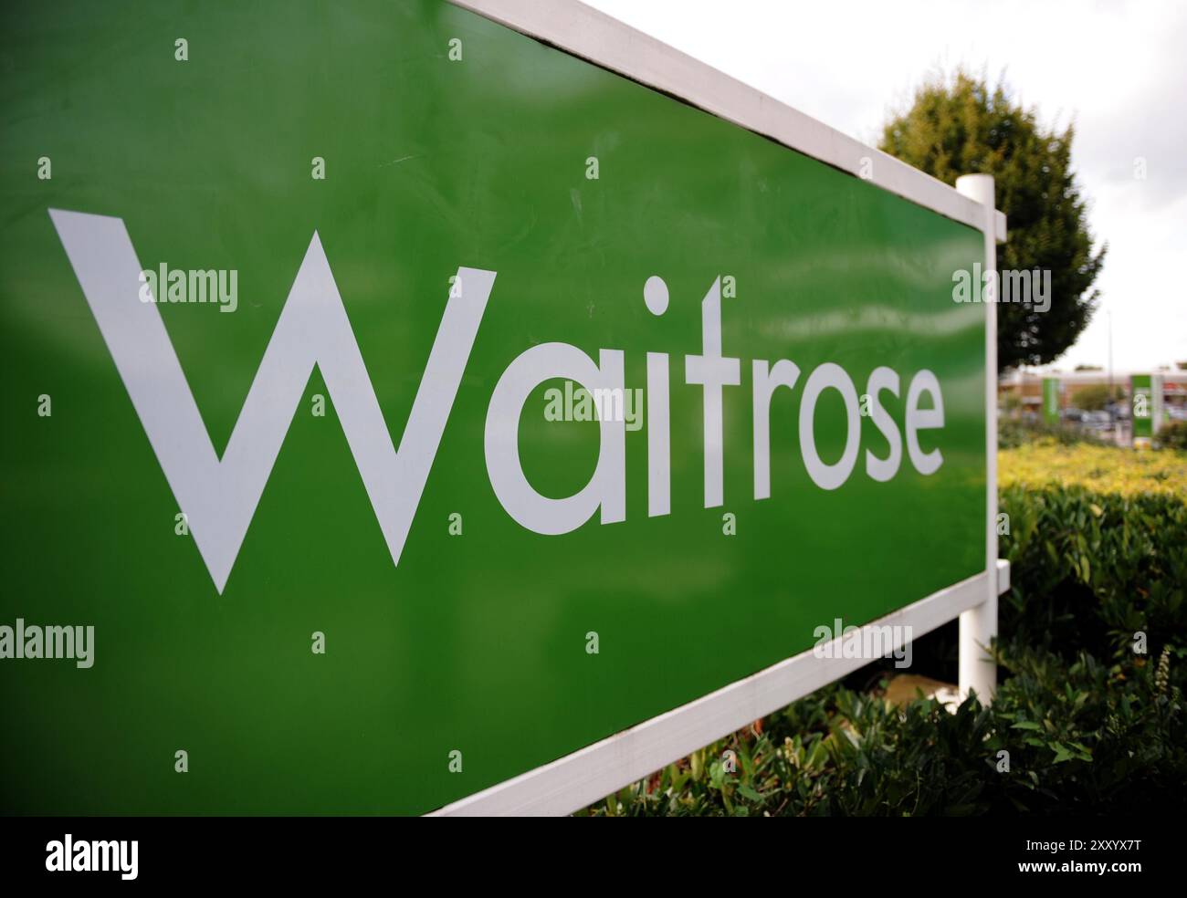 Aktenfoto vom 9/2008 eines Waitrose-Schildes in Harrow, Middlesex. Die Verbraucher kaufen mehr Marken und „Leckereien“, während die ersten Anzeichen dafür vorliegen, dass sich das Vertrauen nach der Senkung der Lebenshaltungskosten verbessert, sagte der Chef von Waitrose. Die gehobene Lebensmittelkette zielt auf neue Käufer ab und plant, bis zu 100 Convenience-Läden in ganz Großbritannien zu eröffnen. James Bailey, der Geschäftsführer von Waitrose, sagte, der Lebensmittelhändler sehe Beweise dafür, dass „die Menschen beginnen, sich etwas sicherer in Bezug auf ihre Finanzen zu fühlen“. Ausgabedatum: Dienstag, 27. August 2024. Stockfoto