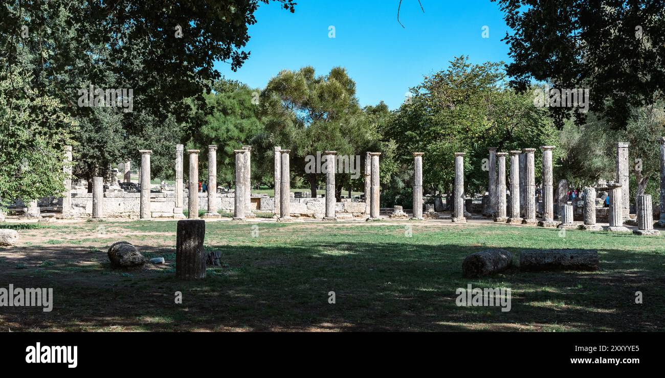 Olympia, Griechenland - 9. Oktober 2019: Antike griechische Säulen stehen inmitten von Ruinen. Stockfoto