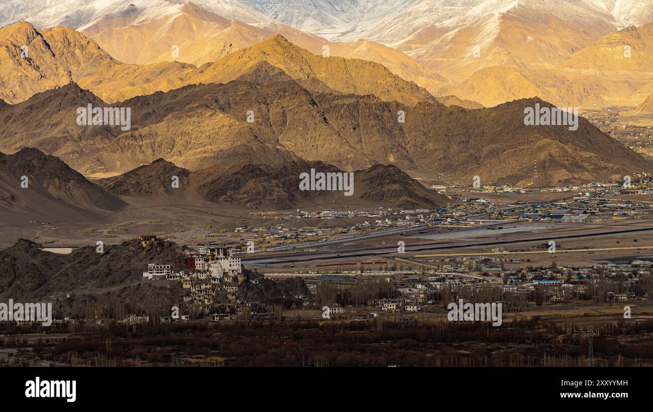 Eine Luftaufnahme der Stadt Leh und des Flughafens in Ladakh, Indien am 29. März 2024. Stockfoto