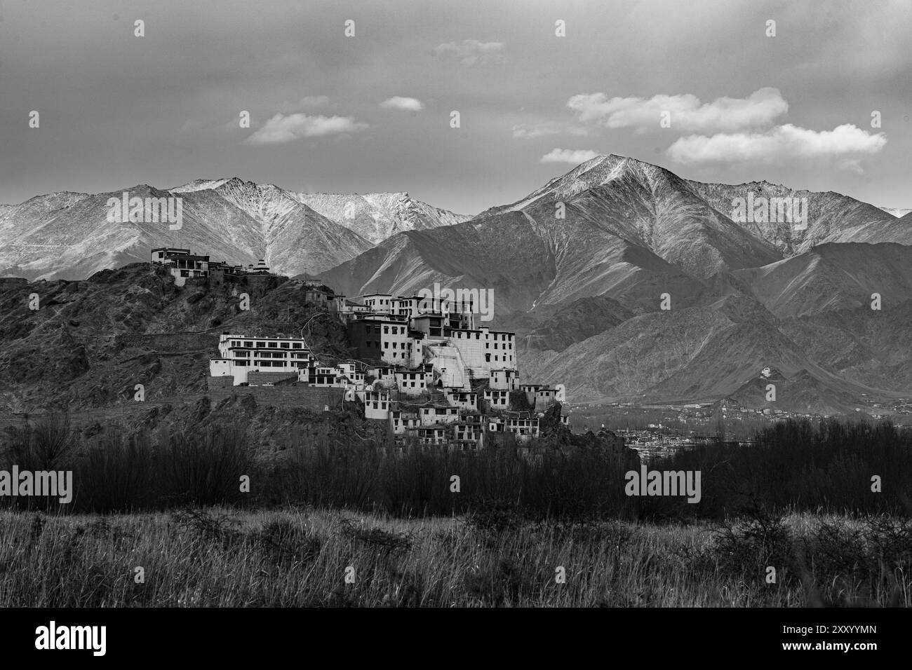 Das Kloster Spituk, auch Pethup Gompa genannt, mit schneebedeckten Bergen im Hintergrund in Leh, Ladakh, Indien. Klickte am 29. März 2024. Stockfoto