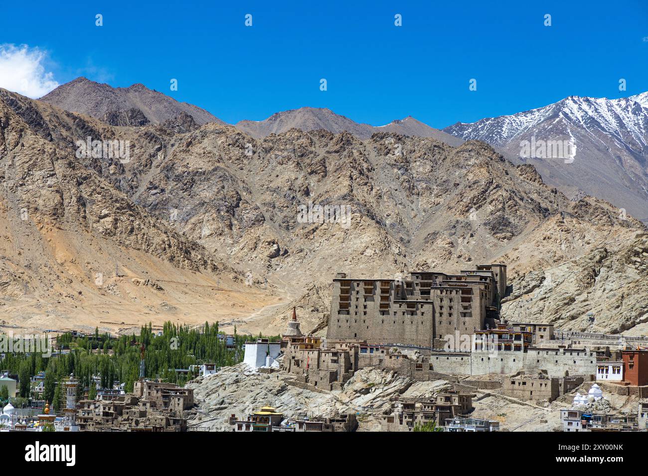 Blick auf den Leh Palace in Leh Ladakh, Indien, mit Bergen und blauem Himmel im Hintergrund. Am 24. Mai 2024 geklickt. Stockfoto