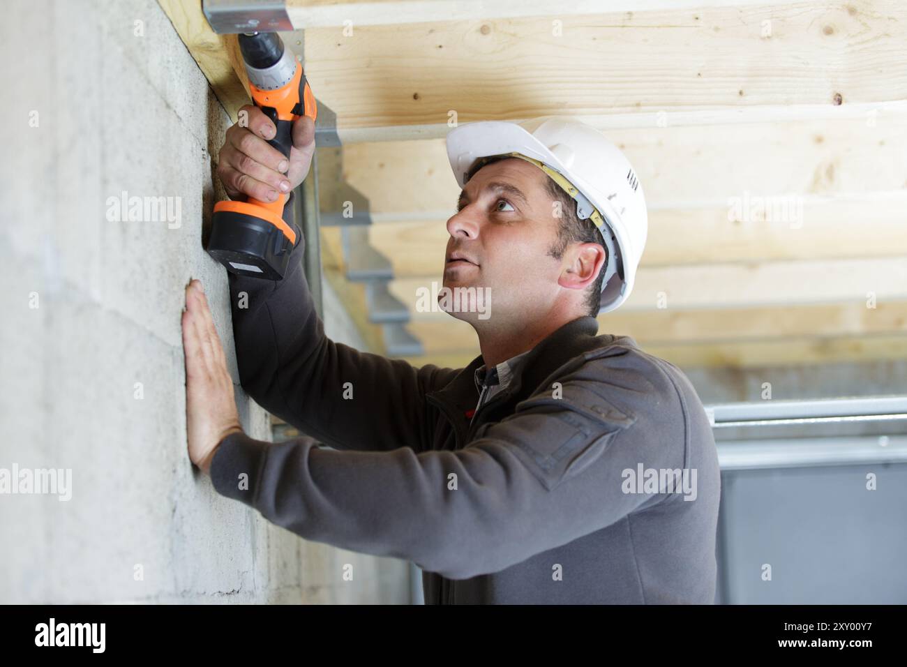 Handwerker reifes Haus Verbesserung bohren Holz Stockfoto