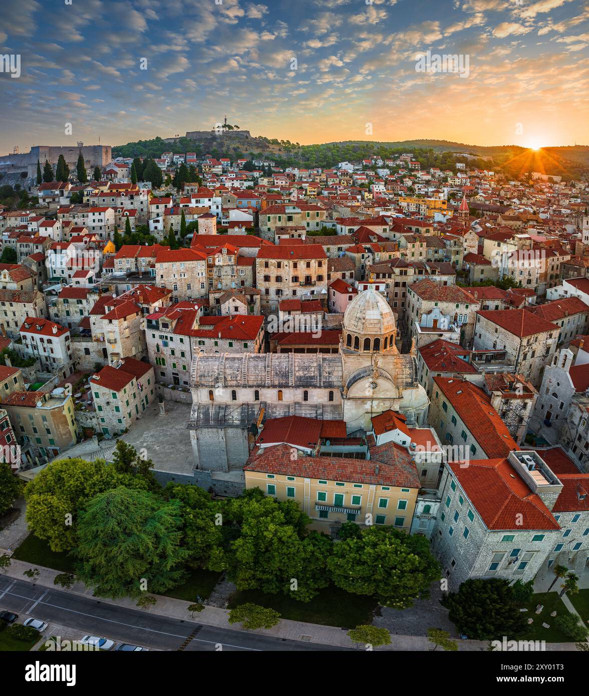 Sibenik, Kroatien - an einem sonnigen Sommermorgen mit der Festung des Heiligen Stockfoto
