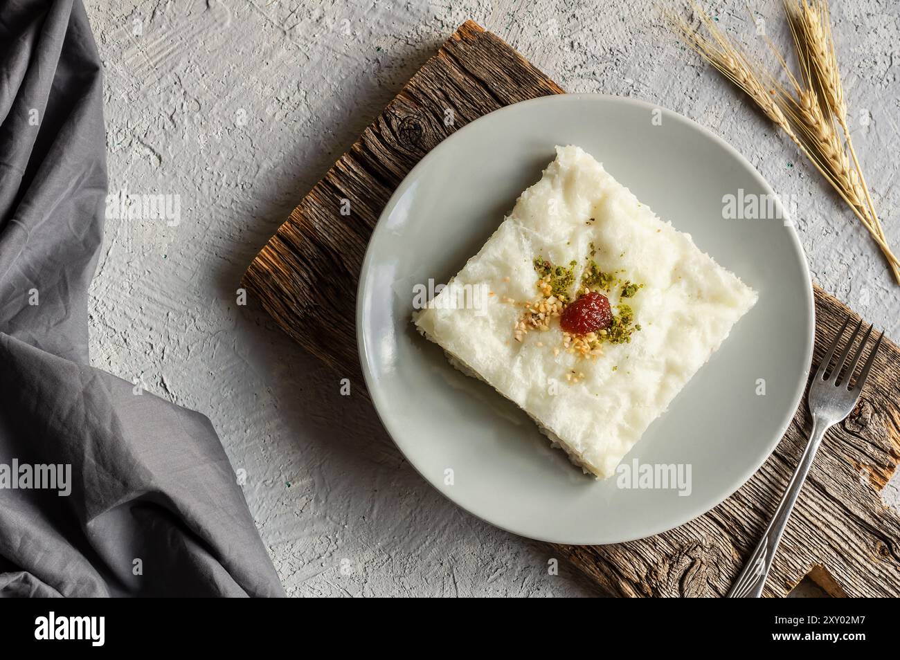 Traditionelles türkisches Ramadan-Dessert Gullac, milchiges Dessert mit Pistazienpulver und Erdbeermarmelade, ottomanische Küche Stockfoto