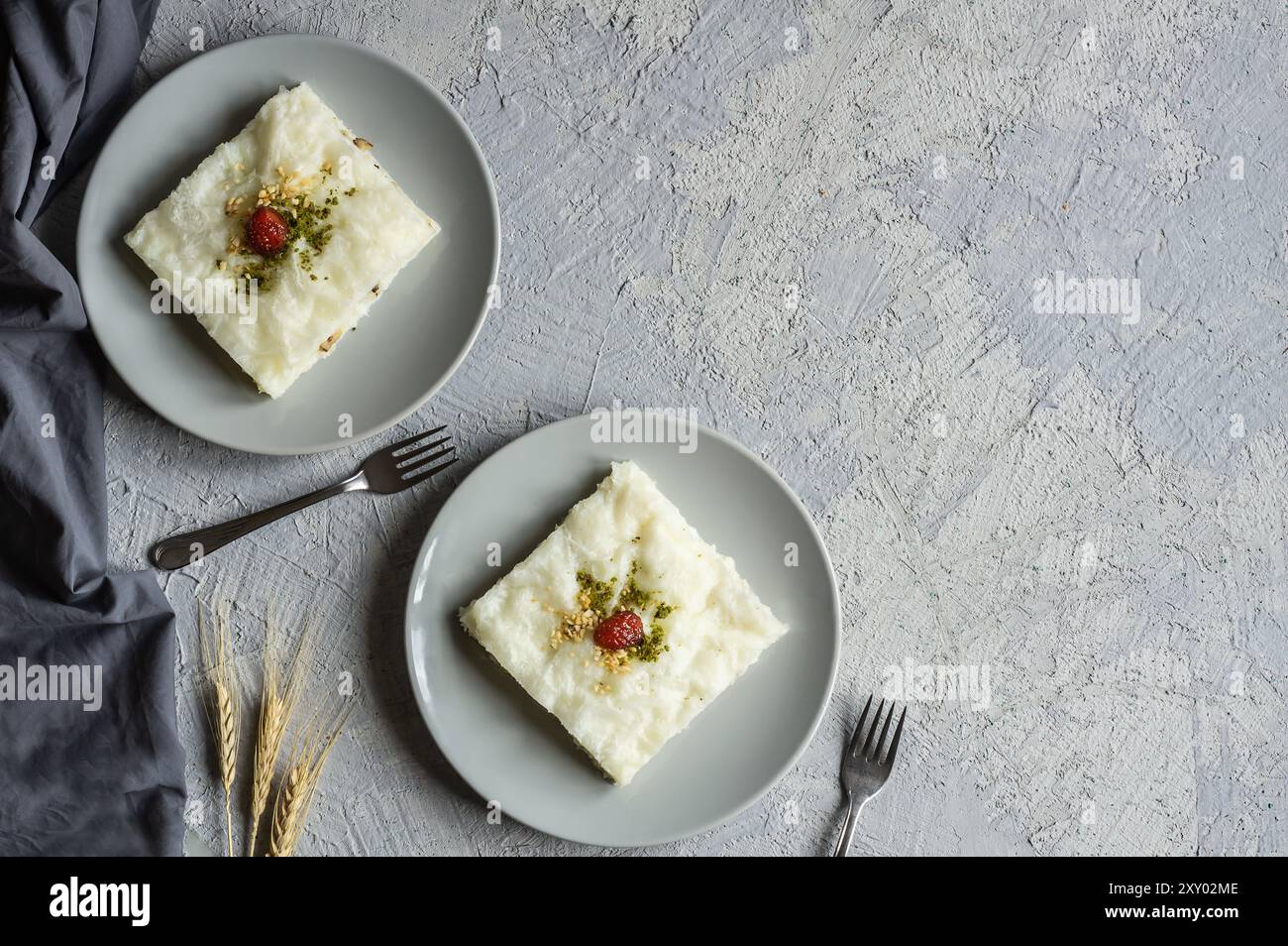 Traditionelles türkisches Ramadan-Dessert Gullac, milchiges Dessert mit Pistazienpulver und Erdbeermarmelade, ottomanische Küche Stockfoto