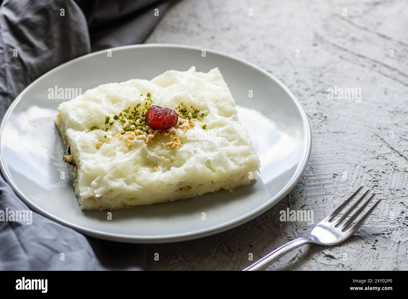 Traditionelles türkisches Ramadan-Dessert Gullac, milchiges Dessert mit Pistazienpulver und Erdbeermarmelade, ottomanische Küche Stockfoto