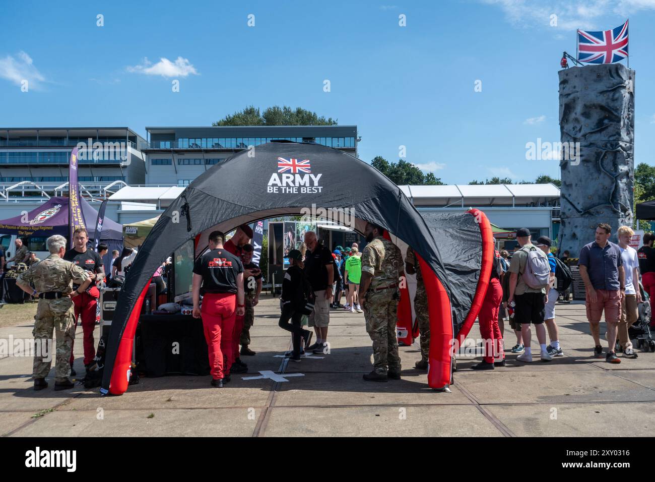 Pavillon oder Stall der British Army mit dem Slogan Army Be the Best in einer Veranstaltung in Farnborough, Hampshire, England, Großbritannien Stockfoto