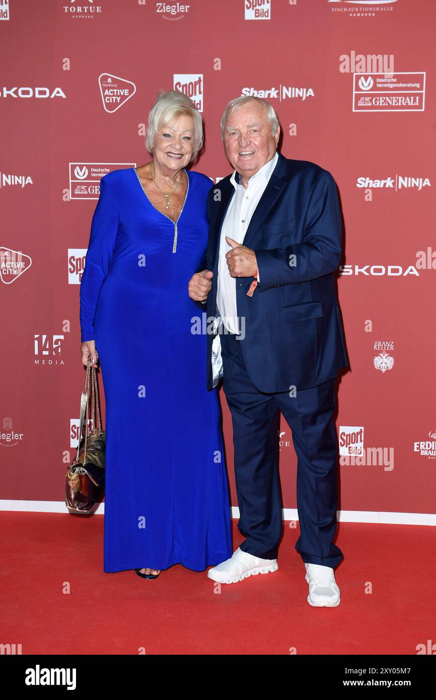 Ulli Wegner mit Ehefrau Margret Wegner bei der Ankunft zu der Preisverleihung des SPORTS Bild-Award am 26.08.2024 in der Fischauktionshalle in Hamburg *** Ulli Wegner mit seiner Frau Margret Wegner bei der Ankunft bei der SPORT Bild-Preisverleihung am 26. 08 2024 in der Fischauktionshalle in Hamburg Stockfoto