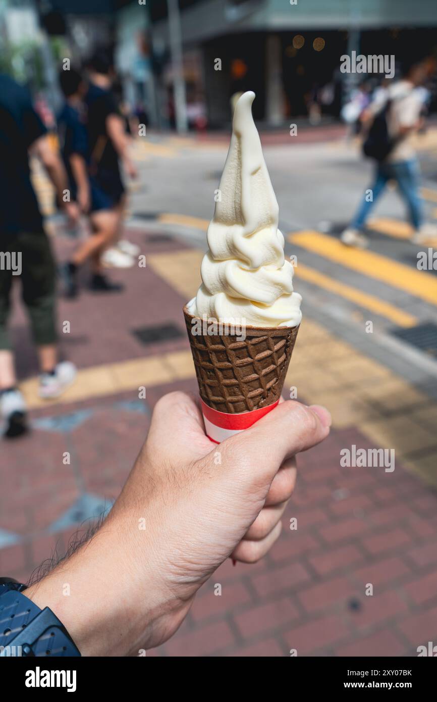 In der Straße von Mongkok, Hongkong, gibt es ein Softeis Stockfoto