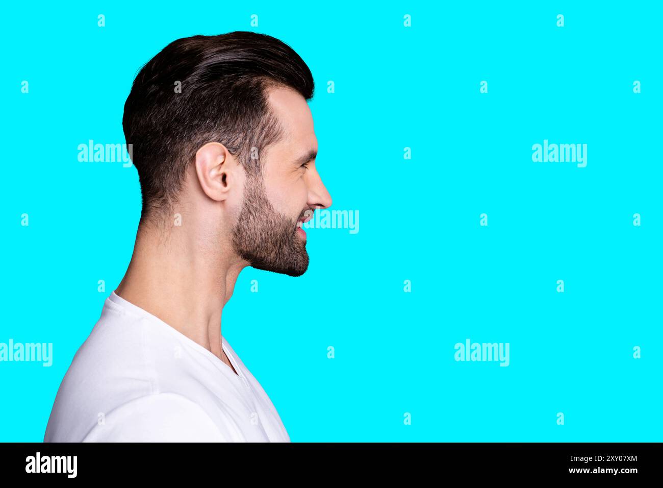 Nahaufnahme Seitenprofil Foto erstaunlich er sein wunderbarer lustiger Macho perfektes ideales Aussehen lockere zuverlässige Person offenbaren Zähne lachen Tragen Stockfoto