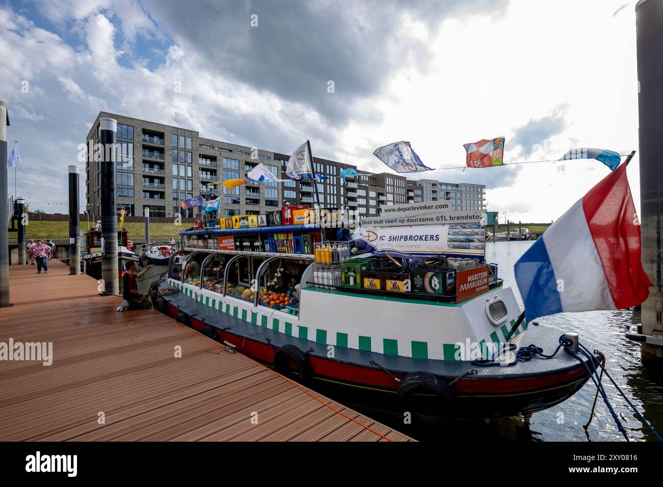 Schwimmendes holländisches Supermarktschiff Parlevinker im Wohngebiet Vergnügungshafen an einem sonnigen Tag Stockfoto