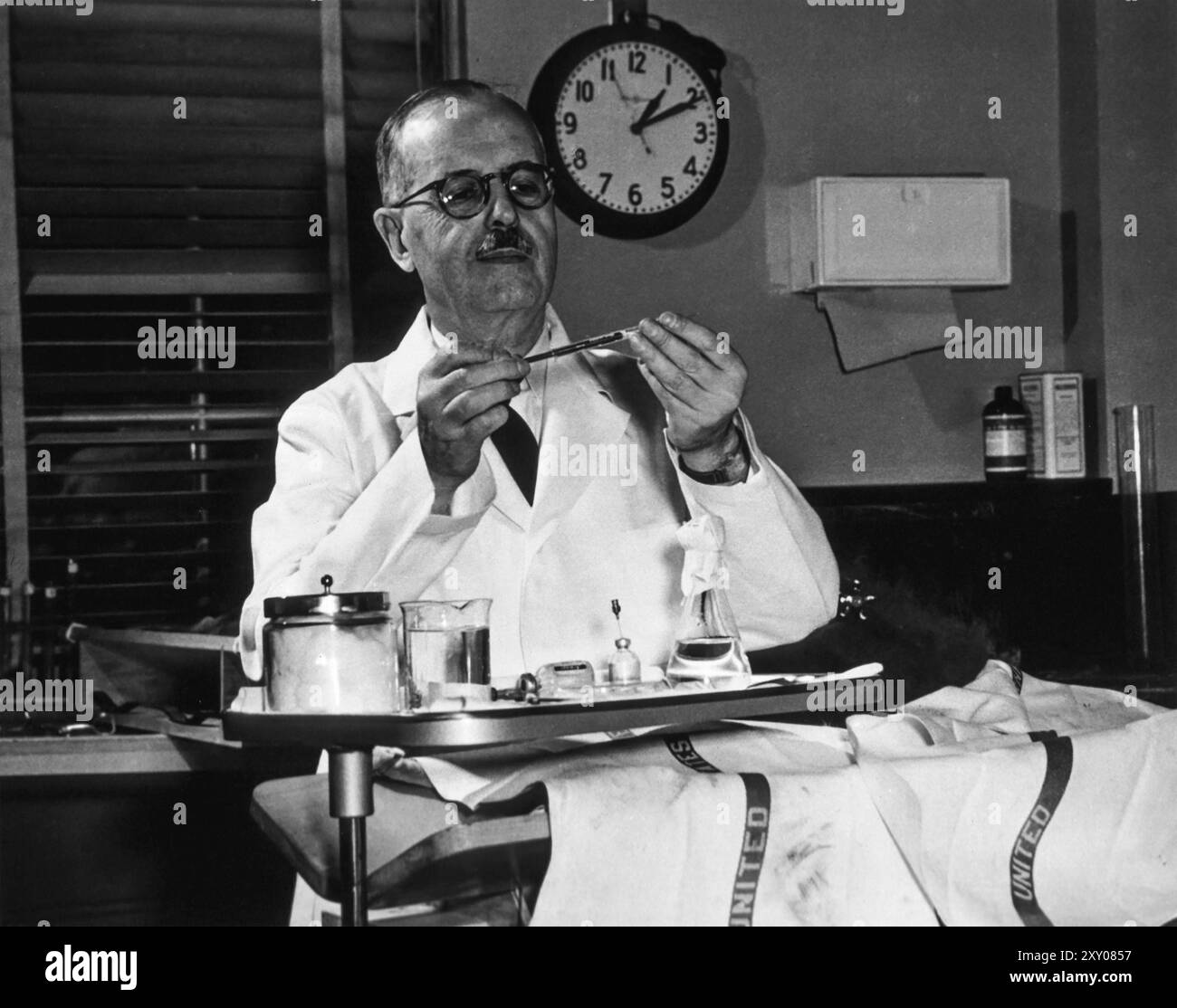 Dr. Bernardo Houssay arbeitet im Labor. Jahr 1949. Von J.W. McGuire. Stockfoto