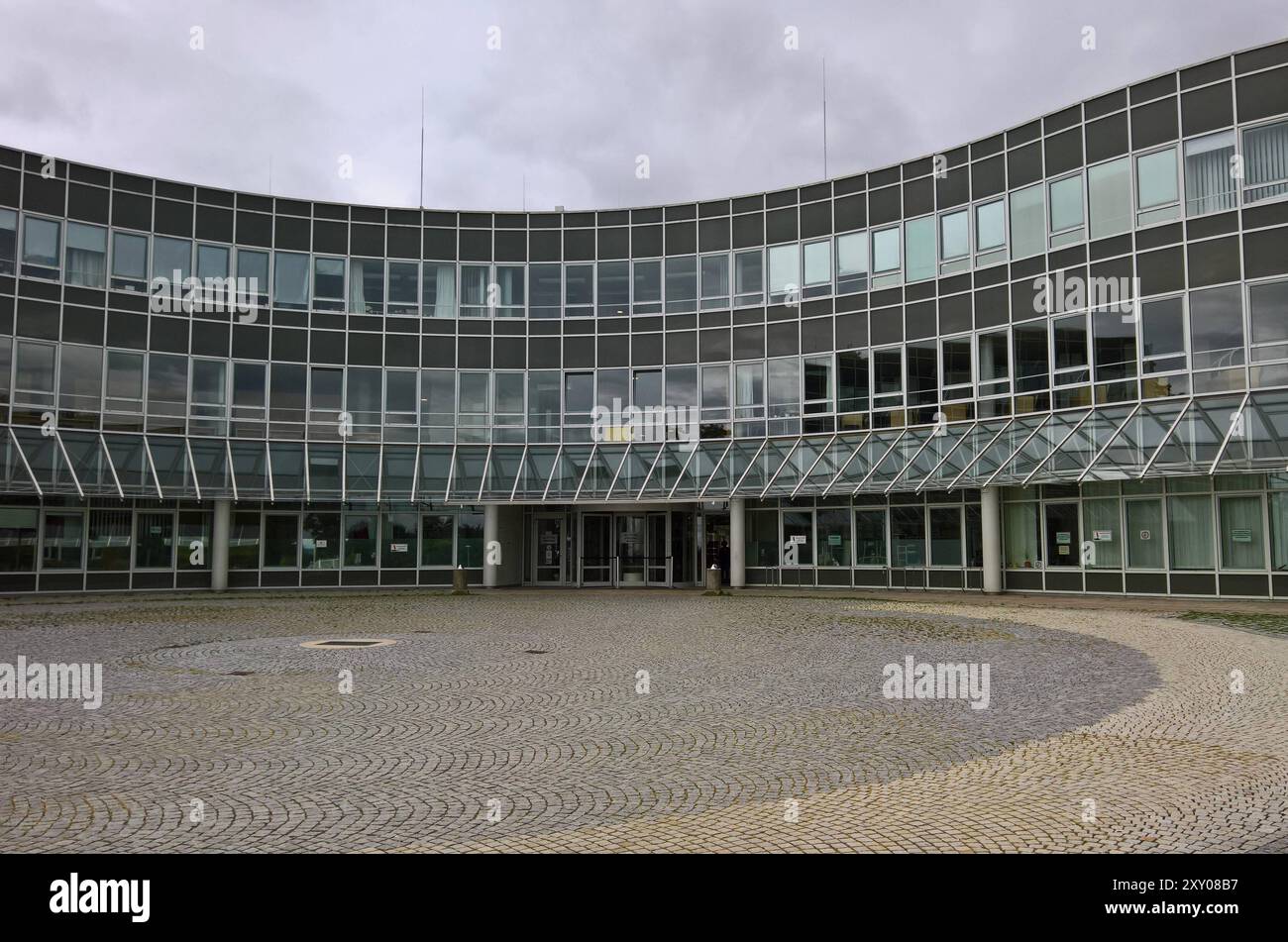 Regensburg, UKR Universitäts-Klinikum, Eingang. Das Universitätsklinikum Regensburg ist ein Krankenhaus der Maximalversorgung in der Trägerschaft des Freistaates Bayern, zuständig für die gesamte ostbayerische Region mit etwas mehr als zwei Millionen Einwohnern. Der Campus des 1984 eröffneten Klinikums befindet sich im Regensburger Stadtbezirk Oberisling-Leoprechting-Grass. Das UKR liegt mit seinem Case-Mix-Index - sprich durchschnittliche Fallschwere - mit an der Spitze der deutschen Universitätsklinika und ist also für die Behandlung schwerster Erkrankungen und Verletzungen ausgestattet *** Stockfoto